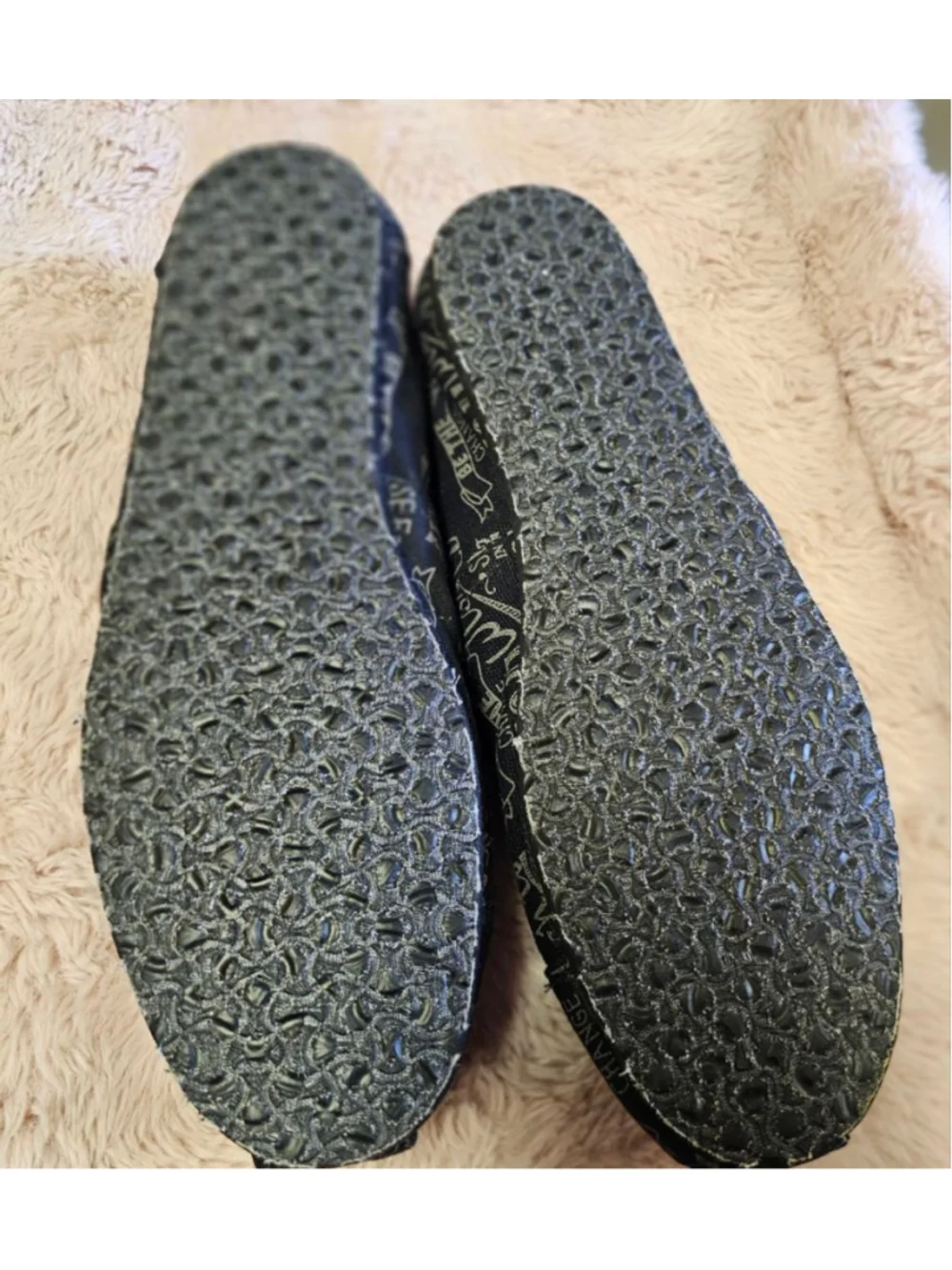 TOMS Classic Canvas Slip On Shoes Mens Size 10 Black Print Be The Change NWOT